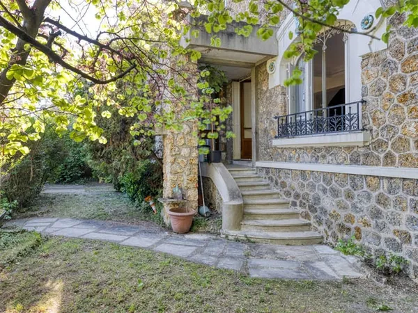 MAISON FAMILIALE D'EXCEPTION AVEC PARCELLE DE PLUS DE 1 400 M²