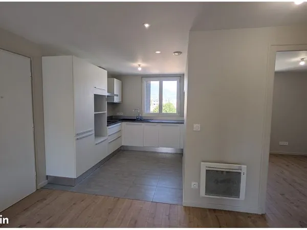 Appartement 3 pièces avec balcon, cave et jardin collectif — Grenoble, Eaux Claires