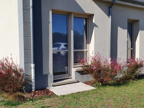 Beau studio rénové meublé (480€+ 35€de charges) libre de suite