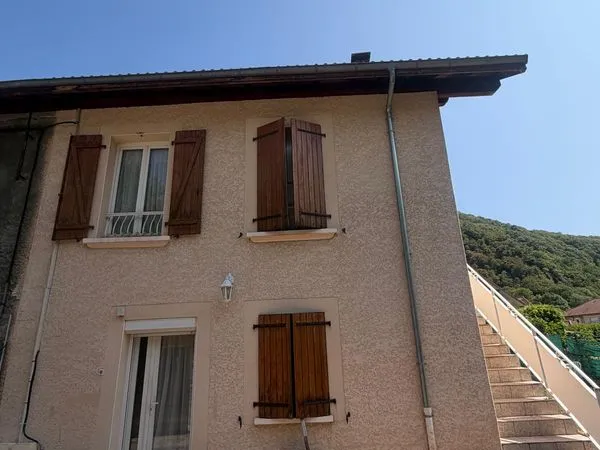 Maison mitoyenne avec jardin, cour et grande terrasse