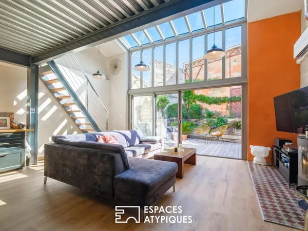 Esprit loft en coeur de ville : lieu de vie climatisé avec terrasse et garage
