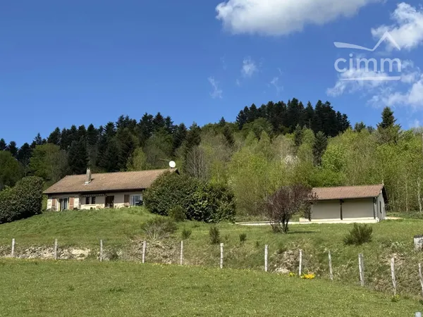 À découvrir ! 3,4 hectares avec vue sur les Monts du Livradois et le Puy de Dôme