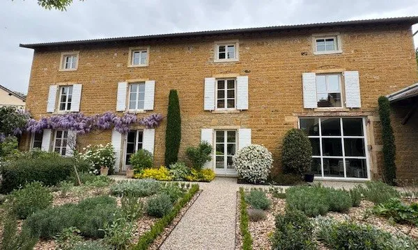 Maison ancienne en Pierres dorées, volumes généreux et modernes ... Et encore du potentiel à personn