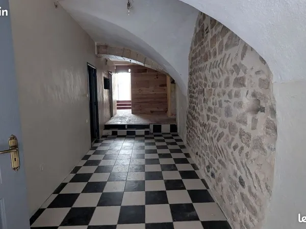 🏢 À LOUER - LOCAL COMMERCIAL 47 m² - CENTRE HISTORIQUE DE VIVIERS