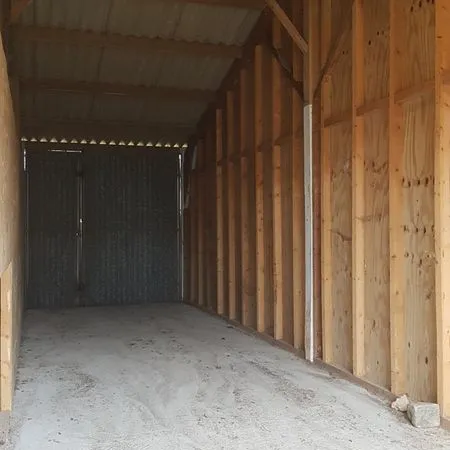Grand local de stockage bétonné portes 3 m de haut accès PL