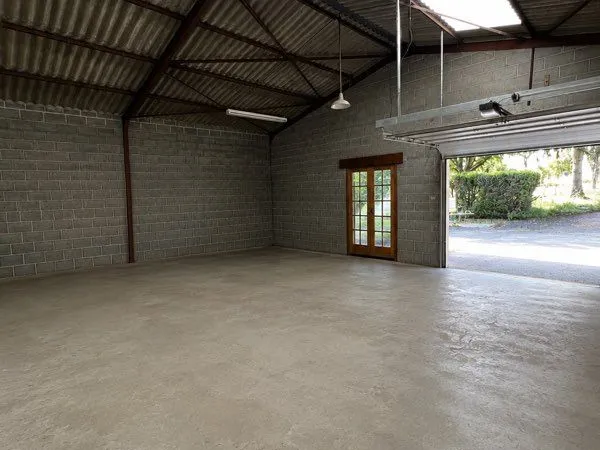 Garage / Bâtiment de 100m2 sur environ 400m2 de terrain