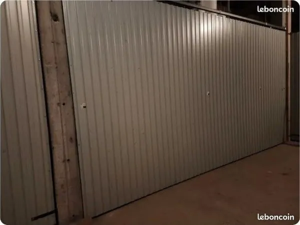 Box fermé 50m2 avec alarme & electricité sur place