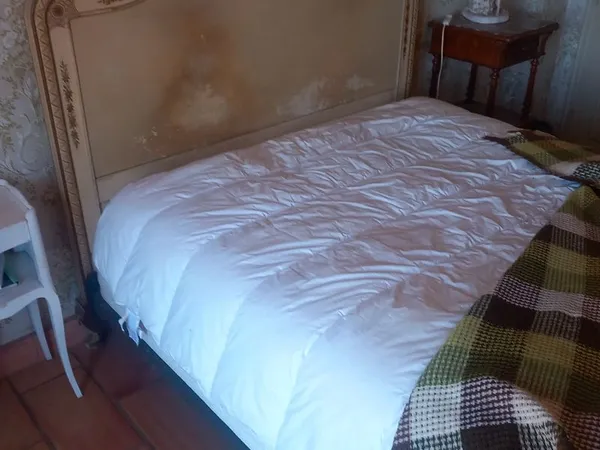 Vence , je recherche une dame , pour faire une colocations , chambres et salle de bains , + la maiso