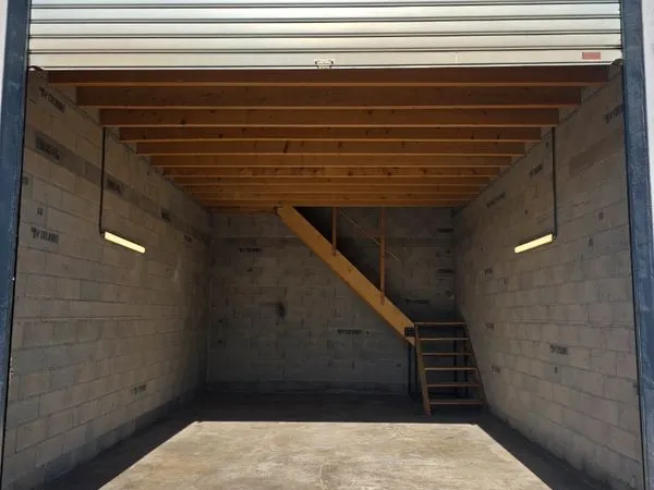 Grand garage / Local de stockage 80 m² (40 m² + Mezzanine 40 m²)