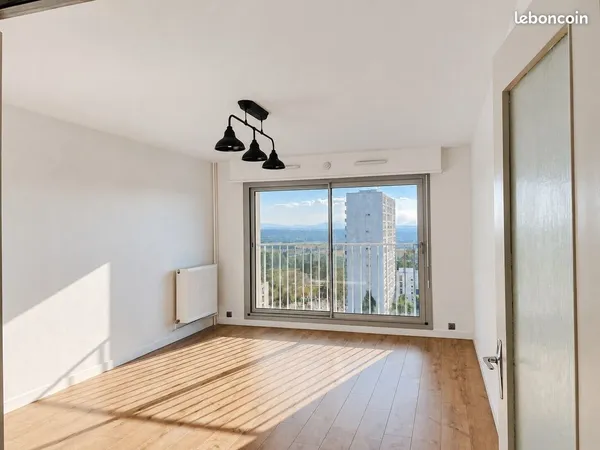 T3 traversant 67 m², 13e étage, vue dégagée, chauffage compris