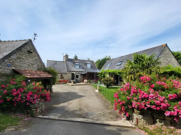 A PLOUBEZRE (22300), beaucoup de charme, ensemble immobilier très COSY en pierre