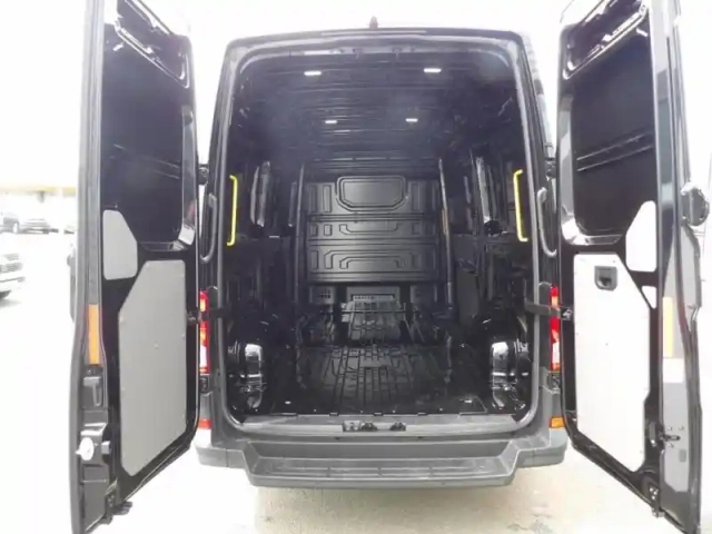 Volkswagen Crafter fg 35 l3h3 2.0 tdi 177ch business traction bva8 — photo 5