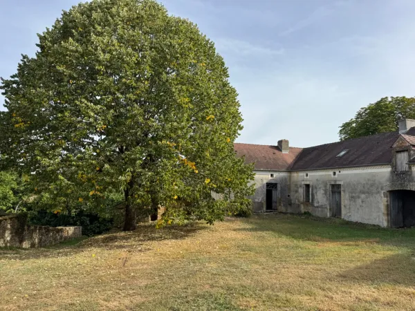 Corps de ferme du XVIIIe siècle, cour intérieure et nombreuses dépendances