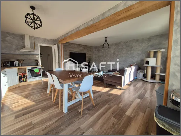 Maison de Village avec garage et jardin.