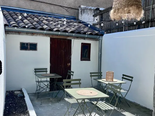 INTRA-MUROS COLOCATION 3 CHAMBRES : Maison avec cour - petite rue calme à proximité de la rue des Te