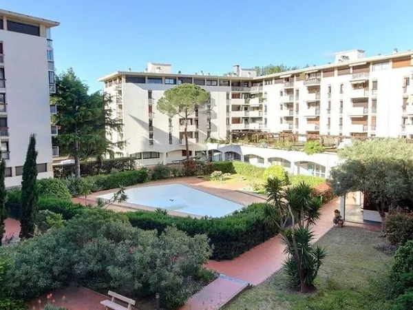 Studio f4 avec terrasse parking