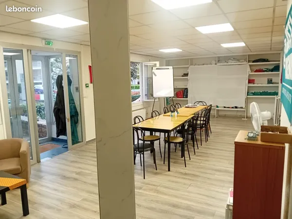 BUREAUX ASSOCIATIFS postes ou bureau privatif
