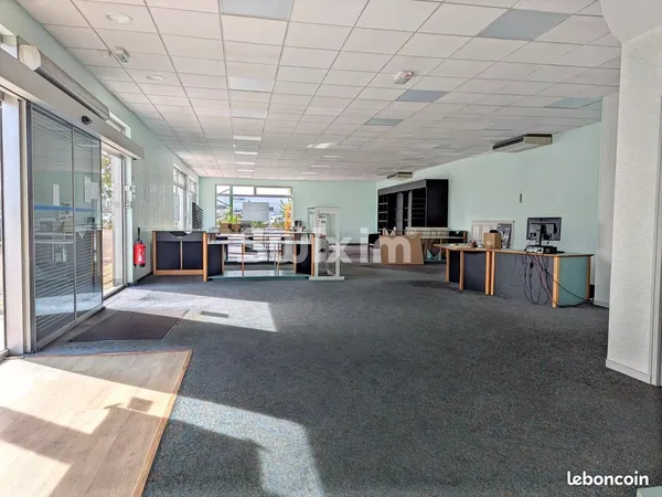 Local 740 m² Bourg-en-Bresse