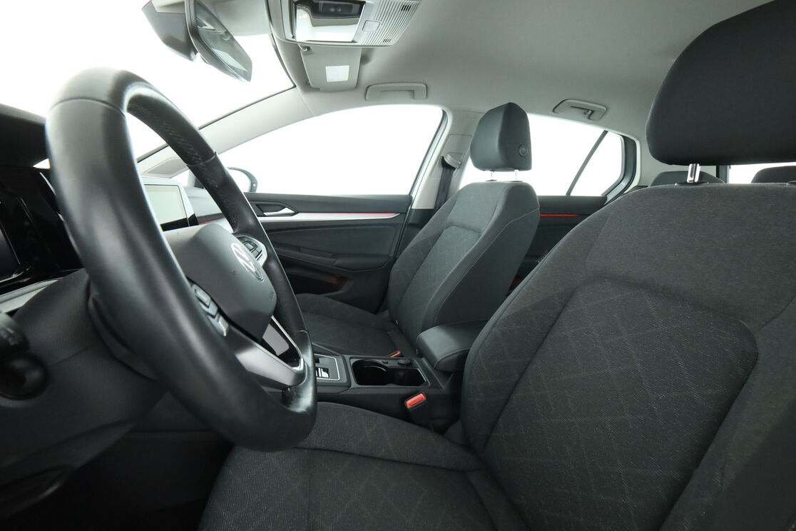 Volkswagen Golf VIII 1.0 eTSI DSG7 — photo 9