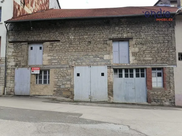 Grand Bâtiment de 470m² avec box et garages