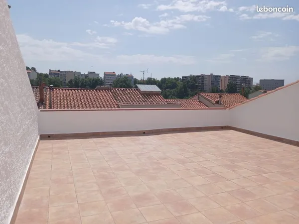 Appartement spacieux avec terrasse et combles aménageables, bon état général