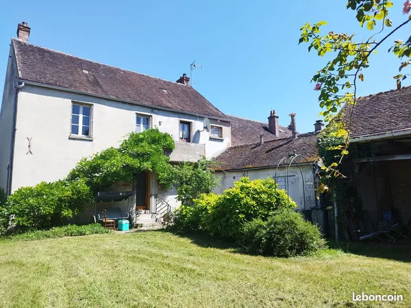 Grande maison, dépendances et jardin arboré