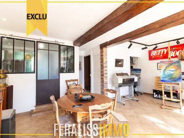Coup de coeur assuré pour cette atypique maison de ville avec
