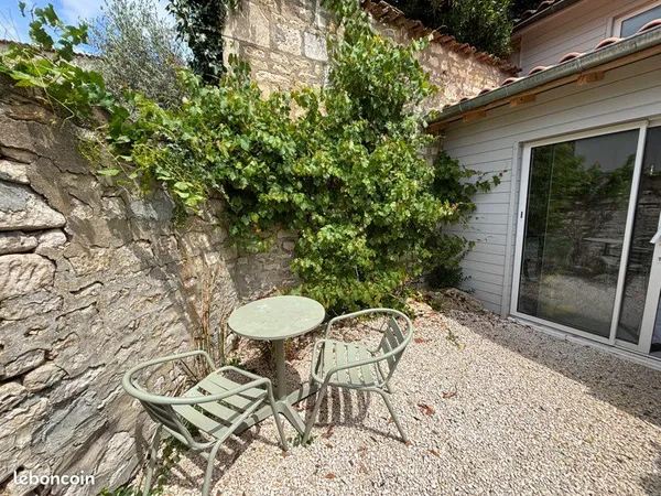 Maison meublée avec extérieur