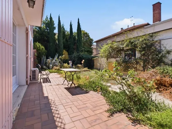 Ensemble immobilier avec jardin et garages centre Ville Exclusivité