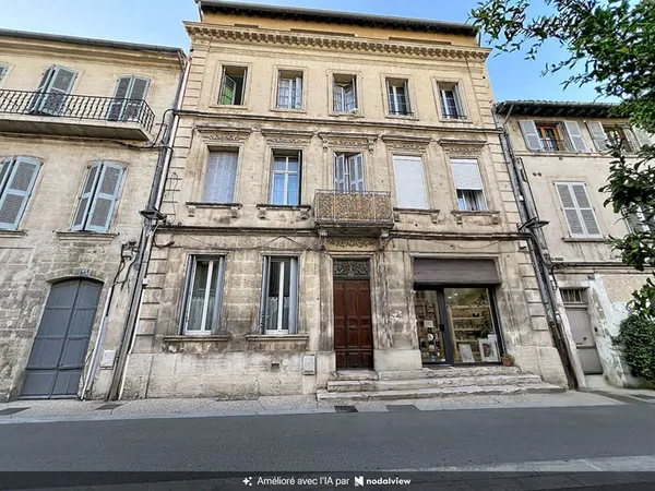 Appartement Avignon intra muros grand studio lumineux à rénover