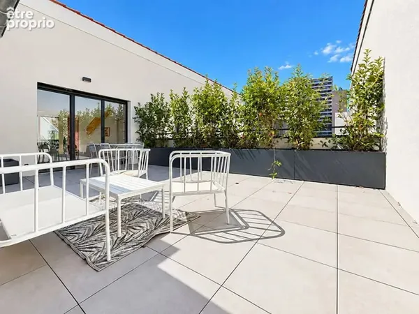 Dernier étage et grande terrasse