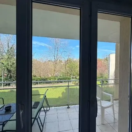 CHAMBRE DISPONIBLE EN COLOCATION - NANTES - APPARTEMENT RÉNOVÉ, ENTIÈREMENT MEUBLÉ AVEC UNE PLACE PA