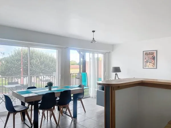 Appartement rénové avec terrasse au centre de Messanges