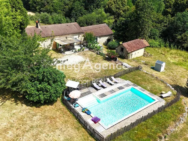 Maison en pierre avec piscine, gîte et dépendances - 203 m2