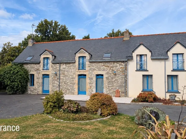 SAINT-JUST - LONGÈRE BRETONNE 240 M² - 5 CHAMBRES - TERRAIN 2 369 M² - GRANDES DÉPENDANCES