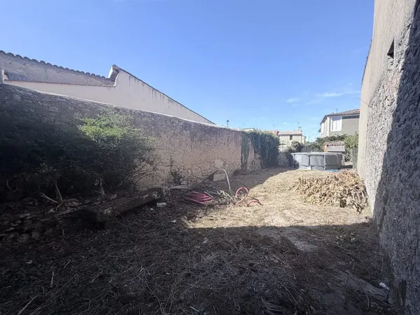 Maison à rénover avec jardin et dépendance. Proche toutes co