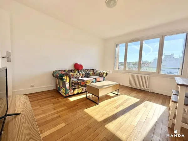 Manda vous propose ce superbe T3 meublé, idéalement situé au 3e étage au 76, Avenue du Bac à Saint-M
