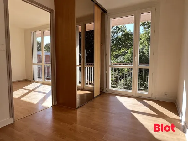 À VENDRE PAR BLOT - APPARTEMENT À RENNES AU DERNIER ÉTAGE - T4 - PROCHE MÉTRO