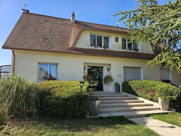 Vends maison avec piscine chauffée toute l'année - 282m²