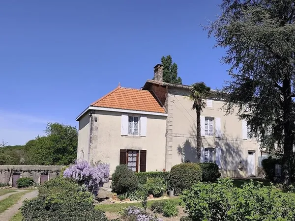 Secteur Augé, Maison en pierre, 3 chambres et dépendances