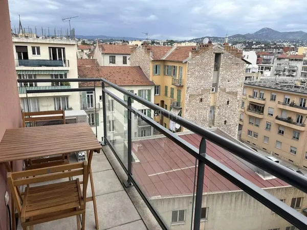 STUDIO DERNIER ETAGE