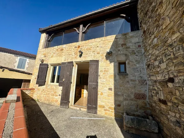 Maison en pierre avec cour et garage