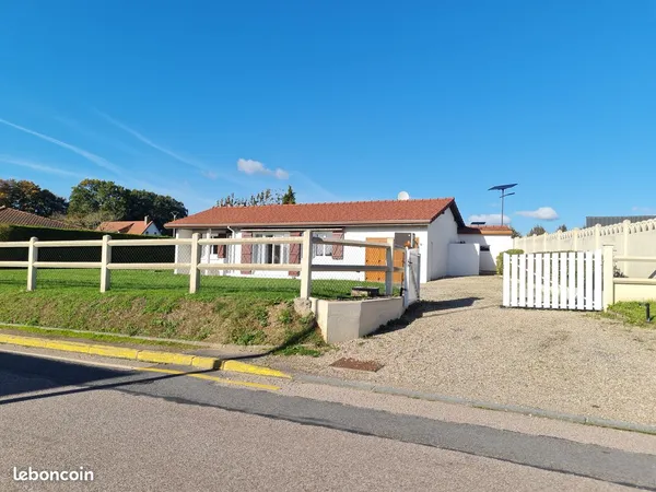 Maison de plein pied avec jardin et garage centre les trois pierres