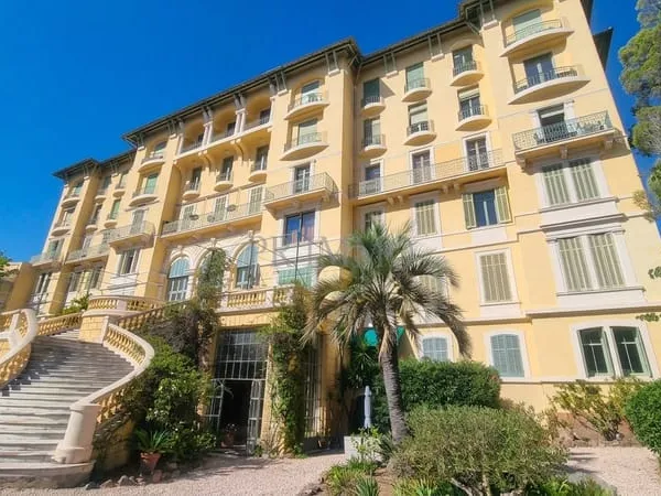FREJUS - BIEN D'EXCEPTION CHARME BELLE ÉPOQUE ET VOLUMES R
