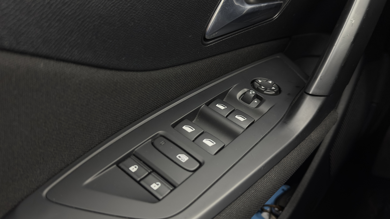 Peugeot 308 SW PHEV 180 e-EAT8 — photo 16