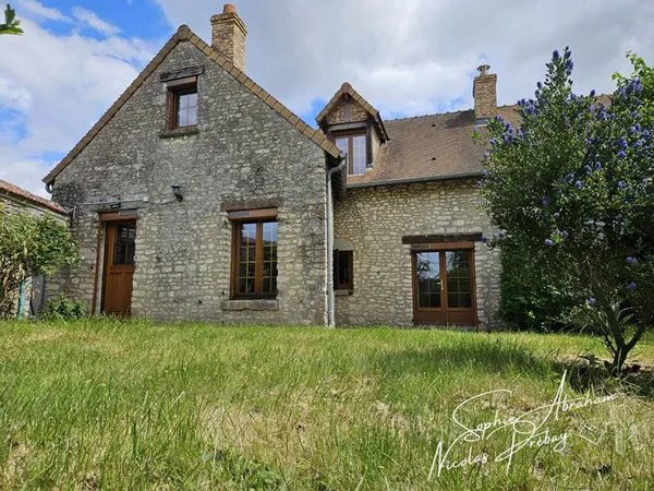 Maison en pierres avec cour et jardin