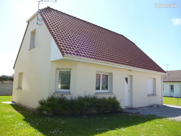 Maison individuelle récente de 105m² avec garage ouvert sur 500m²