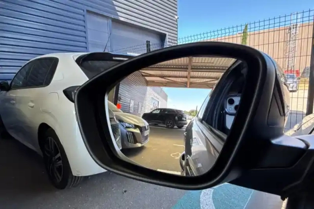 Peugeot 208 hybrid 100 e-dcs6 — photo 30