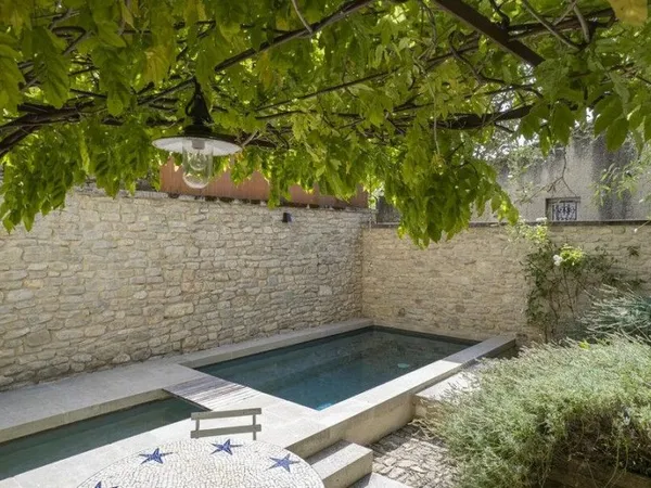 Maison de caractère au coeur de Saignon avec terrasse et vue sur le Luberon