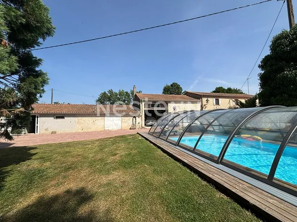 A vendre - Grande maison familiale avec piscine, dépendances et terrain idéal chevaux et étang - 9 p